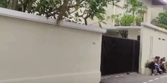 Polisi Olah TKP di Kediaman Lesti Kejora Terkait Dugaan Kasus KDRT Rizky Billar Polisi Olah TKP di Kediaman Lesti Kejora Terkait Dugaan Kasus KDRT Rizky Billar