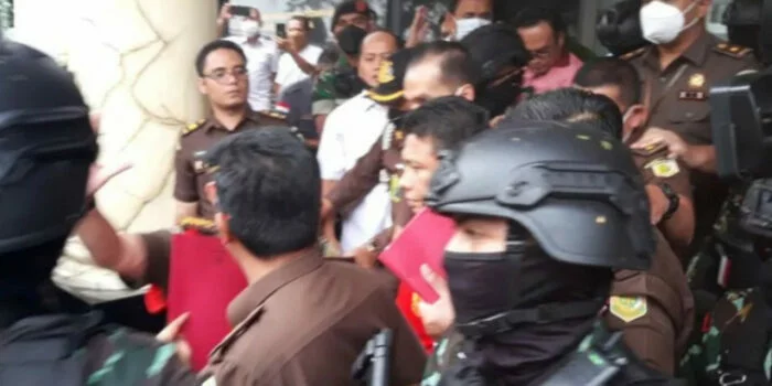 Sudah Bukan Anggota Polri, Ferdy Sambo Dikawal Brimob Begitu Ketat hingga Dipayungi di Kejagung Sudah Bukan Anggota Polri, Ferdy Sambo Dikawal Brimob Begitu Ketat hingga Dipayungi di Kejagung