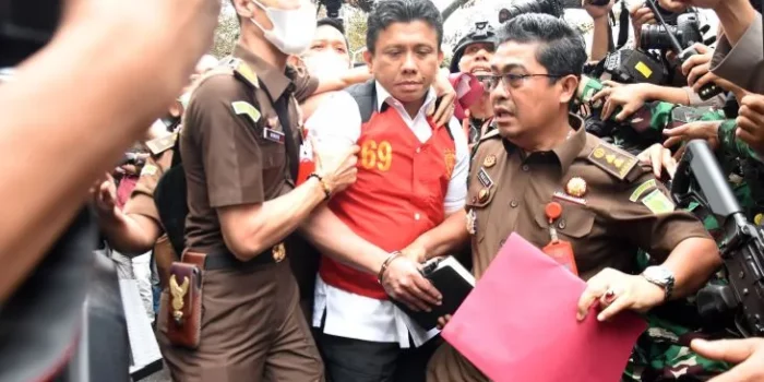 Terungkap Buku Hitam yang Dibawa Ferdy Sambo Terungkap Buku Hitam yang Dibawa Ferdy Sambo