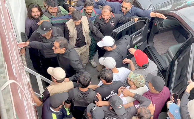 Mantan Perdana Menteri Pakistan Ditembak Saat Demonstrasi, Kena Kaki Imran Khan Mantan Perdana Menteri Pakistan Ditembak Saat Demonstrasi, Kena Kaki Imran Khan