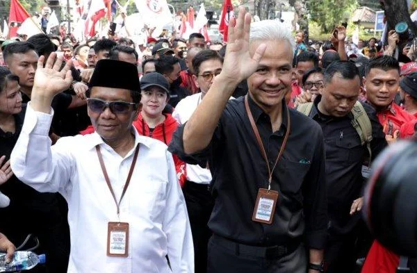 Kisah Kemeja Putih Mahfud MD, Disiapkan Saat Pemilu 2019 Cawapres Jokowi Kisah Kemeja Putih Mahfud MD, Disiapkan Saat Pemilu 2019 Cawapres Jokowi