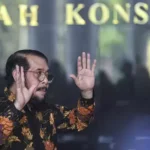 Anwar Usman melambai kepada wartawan usai konferensi pers di gedung MK di Jakarta. Rabu, 8 November 2023. (Ant