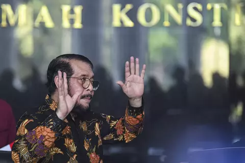Anwar Usman melambai kepada wartawan usai konferensi pers di gedung MK di Jakarta. Rabu, 8 November 2023. (Ant