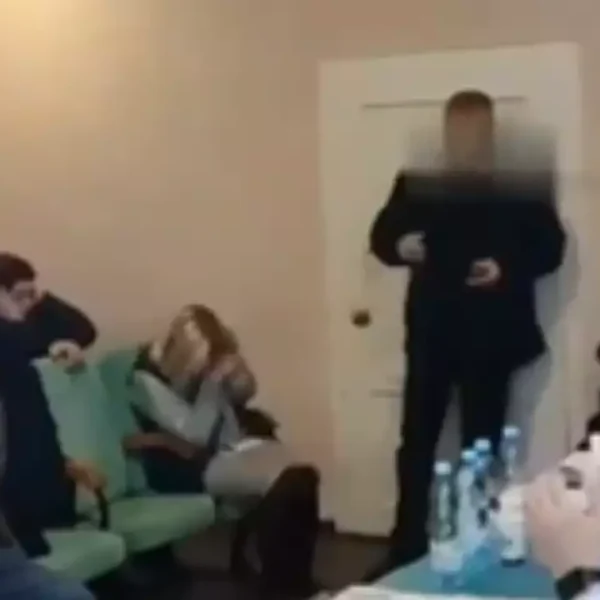 Momen horor Wakil Ukraina Serhiy Batryn melempar 3 granat dalam rapat dewan Momen horor Wakil Ukraina Serhiy Batryn melempar 3 granat dalam rapat dewan