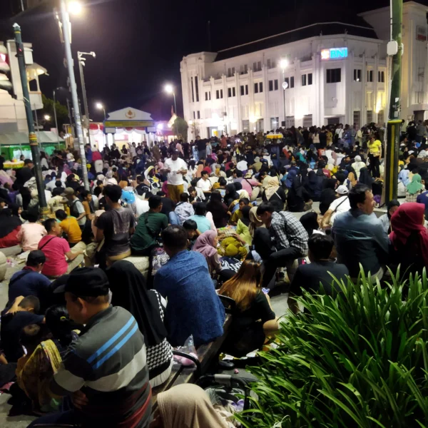 3 Jam Jelang Tahun Baru Masehi 2024 di Titik Nol Yogyakarta 3 Jam Jelang Tahun Baru Masehi 2024 di Titik Nol Yogyakarta