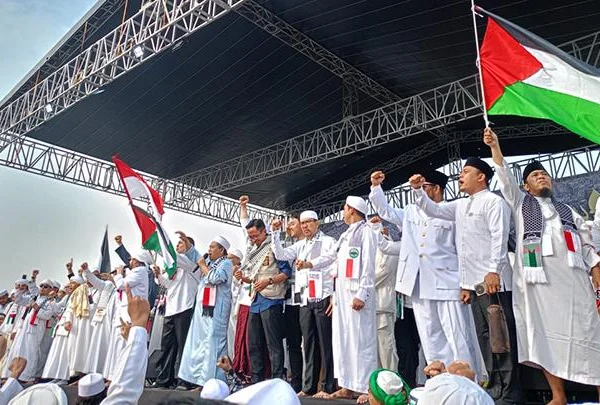 Reuni 212 di Monas Galang Donasi untuk Palestina Reuni 212 di Monas Galang Donasi untuk Palestina