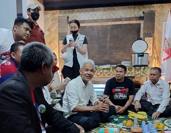 Kritik Keras Megawati, Ganjar Turun ke Akar Rumput hingga Perkenalkan Relawan asal Caleg DPR asal PAN Kritik Keras Megawati, Ganjar Turun ke Akar Rumput hingga Perkenalkan Relawan asal Caleg DPR asal PAN