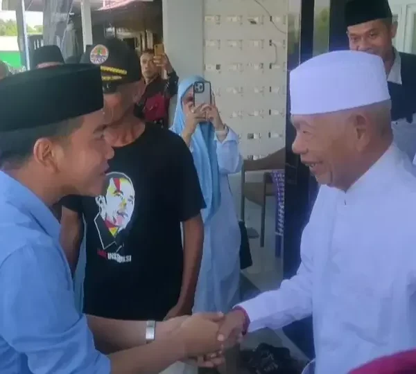 Safari Politik Gibran di Cirebon, dari Sowan ke Habib Thohir bin Yahya, hingga Pakai Kaos Main Futsal Bertuliskan 'Samsul' Safari Politik Gibran di Cirebon, dari Sowan ke Habib Thohir bin Yahya, hingga Pakai Kaos Main Futsal Bertuliskan 'Samsul'