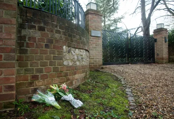 Mayat Pria Berusia 18 Tahun Ditemukan di Rel KA Tak Jauh dari TKP Wanita Diduga WNI yang Tewas Mayat Pria Berusia 18 Tahun Ditemukan di Rel KA Tak Jauh dari TKP Wanita Diduga WNI yang Tewas