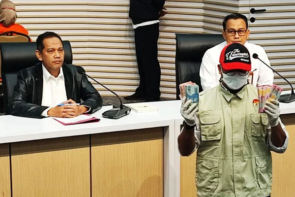 OTT KPK di Lingkungan Pemkab Sidoarjo, Kenapa 10 Dibebaskan dan Hanya 1 Tersangka? OTT KPK di Lingkungan Pemkab Sidoarjo, Kenapa 10 Dibebaskan dan Hanya 1 Tersangka?