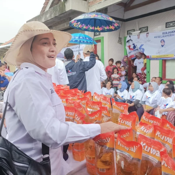 Jumpa Istri Para Nelayan Pesisir Kabupaten Cirebon, Bintang Sinetron Dean Herdesviana Ajak Masyarakat Bangkit dari Kemiskinan Jumpa Istri Para Nelayan Pesisir Kabupaten Cirebon, Bintang Sinetron Dean Herdesviana Ajak Masyarakat Bangkit dari Kemiskinan