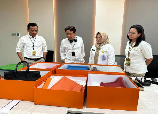 6 Buah Tas Mewah Hermes Milik Istri Terpidana Benny Tjokrosaputro Laku Dilelang Rp606.250.000 6 Buah Tas Mewah Hermes Milik Istri Terpidana Benny Tjokrosaputro Laku Dilelang Rp606.250.000