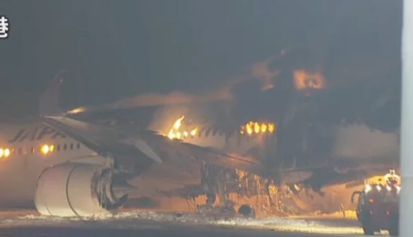 Japan Airlines Terbakar Usai Mendarat di Bandara Haneda, Diduga Bertabrakan dengan Pesawat Lain Japan Airlines Terbakar Usai Mendarat di Bandara Haneda, Diduga Bertabrakan dengan Pesawat Lain