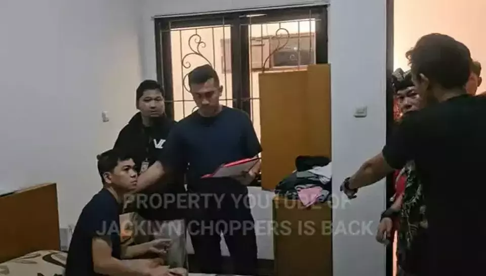 Yudha Arfandi Celana Pendek Kaos Hitam Terlelap Tidur di Rumah Kontrakan Saat Ditangkap Yudha Arfandi Celana Pendek Kaos Hitam Terlelap Tidur di Rumah Kontrakan Saat Ditangkap