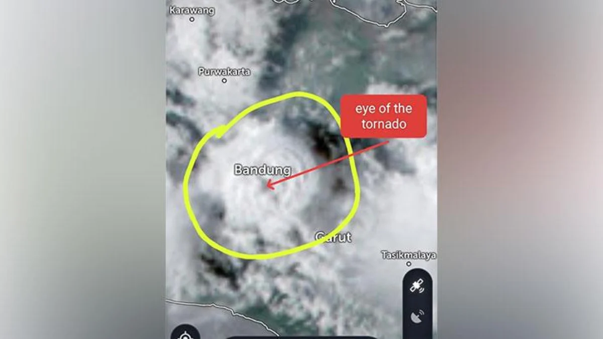 Satelit Himawari Milik Jepang Tangkap Citra Pusaran Awan Penyebab Microscale Tornado Satelit Himawari Milik Jepang Tangkap Citra Pusaran Awan Penyebab Microscale Tornado