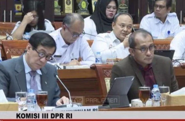Status Tersangka Kasus Gratifikasi, Eddy Hiariej Ikut Hadir Rapat DPR, Jokowi: Ditanyakan ke KPK, Bukan ke Saya Status Tersangka Kasus Gratifikasi, Eddy Hiariej Ikut Hadir Rapat DPR, Jokowi: Ditanyakan ke KPK, Bukan ke Saya