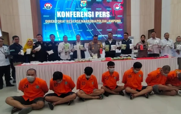 8 Orang Diamankan di Lampung Bawa 88 Kilogram Sabu Dikirim Fredy Pratama dari Thailand 8 Orang Diamankan di Lampung Bawa 88 Kilogram Sabu Dikirim Fredy Pratama dari Thailand