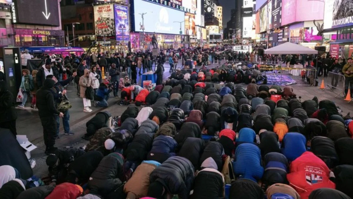 Umat Muslim di Amerika Serikat Salat Tarawih di Times Square New York Umat Muslim di Amerika Serikat Salat Tarawih di Times Square New York