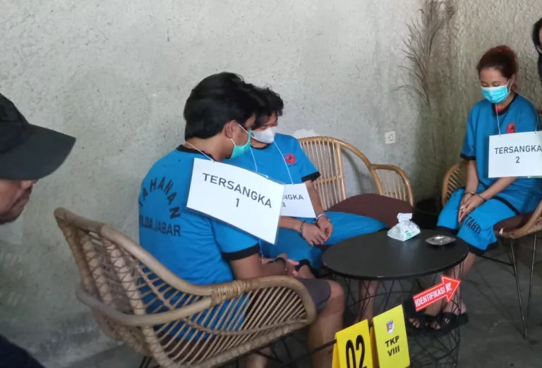 Rekonstruksi Kasus Pembunuhan Indriana Dewi Eka Saputri: Sebelum Buang Jasad Indri, Devara dkk Sempat Singgah di Kafe Kota Cirebon Rekonstruksi Kasus Pembunuhan Indriana Dewi Eka Saputri: Sebelum Buang Jasad Indri, Devara dkk Sempat Singgah di Kafe Kota Cirebon