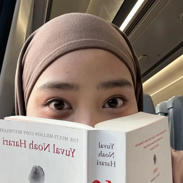 Mengupas Sapiens Karya Yuval Noah Harari yang Dibaca Camillia Laetitia Azzahra Zara anak Ridwan Kembali pamer baca buku Sapiens and Homo Deus karya Yuval Noah Harari, penulis yang diduga zi