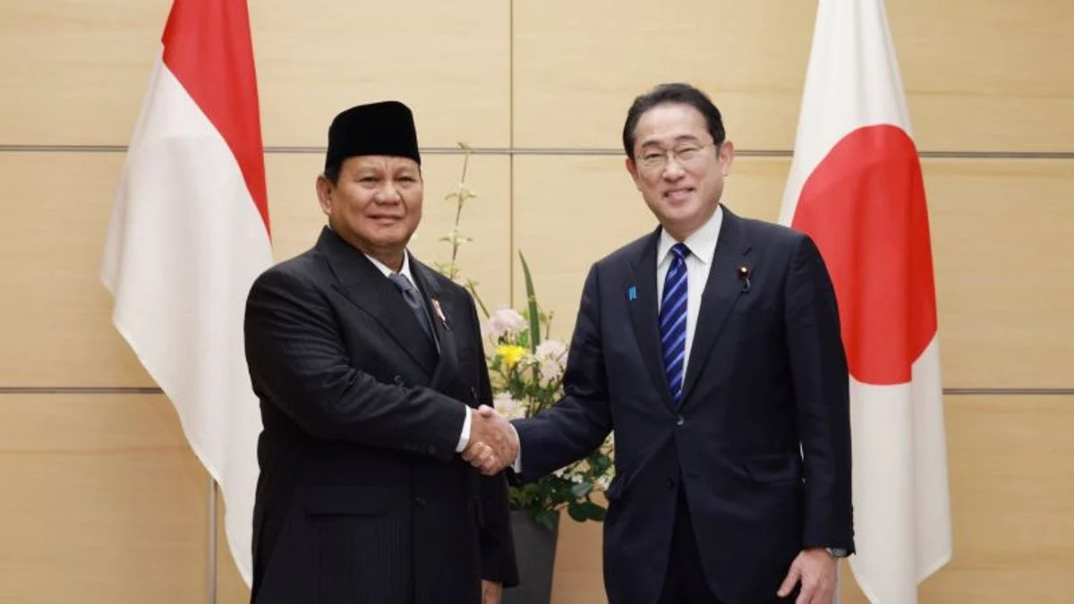 Menhan Prabowo Subianto dan Perdana Menteri Jepang Fumio Kishida berjabat tangan saat keduanya bertemu di Kant