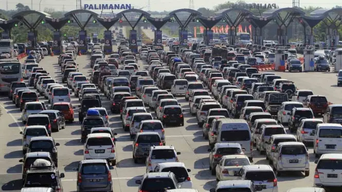 Hingga Minggu Dini Hari, 208.706 Kendaraan Sudah Lewati Gerbang Tol Palimanan Cipali Foto: Gerbang Tol Palimanan