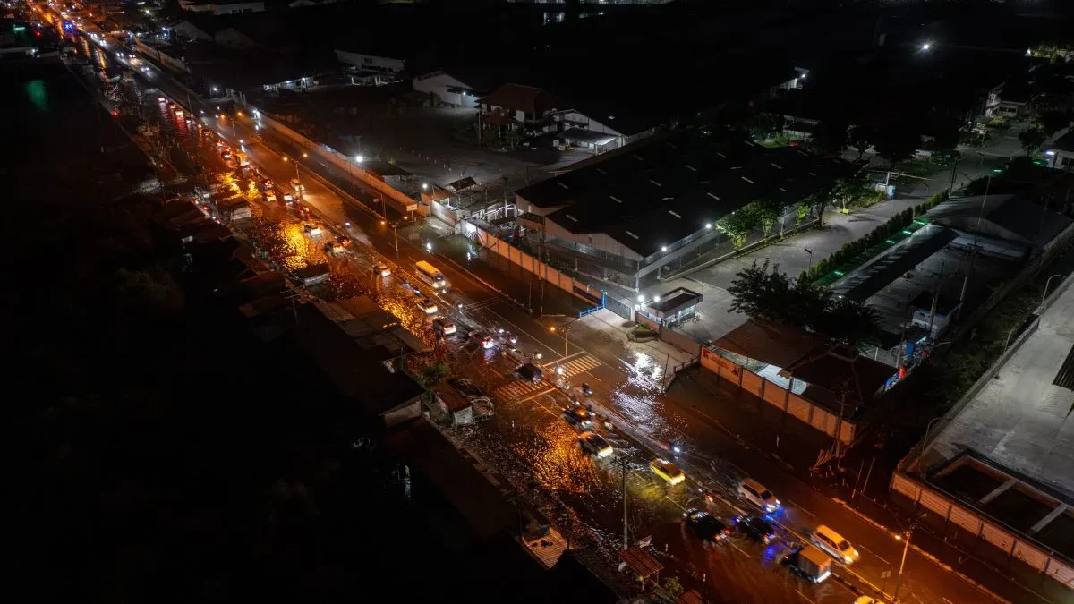 Jalur Pantura Wilayah Sayung Demak Masih Tergenang Rob H-2 Idul Fitri 1445 Hijriah Foto udara sejumlah kendaraan melewati banjir rob (limpasan air laut ke daratan) yang menggenangi jalur utama