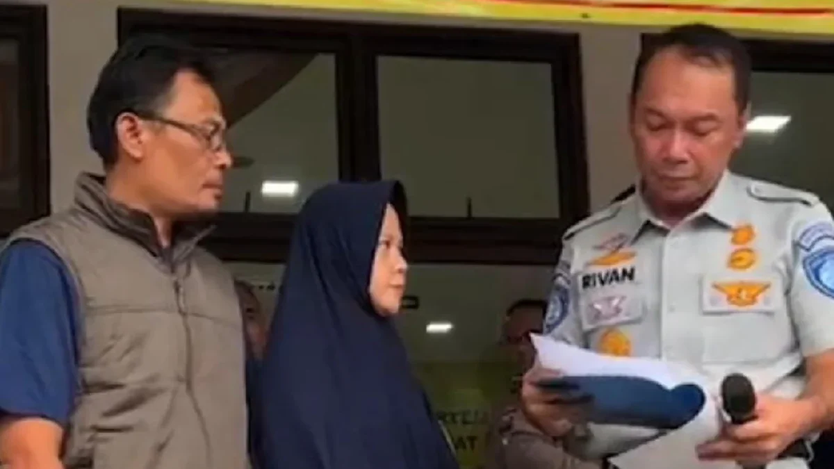 Tim DVI: 1 Nama Jenazah Korban Laka Maut Tol Japek KM58 Berhasil Diidentifikasi, Bernama Nazwa Devira Penyerahan secara simbolis administrasi pemgambilan jenazah dan santunan ke keluarga Najwa Devira./Ist