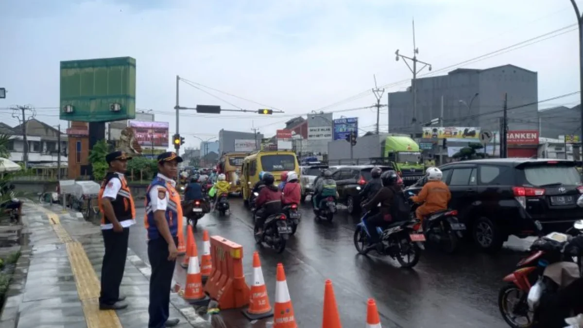 Sistem One Way di Ruas Tol KM72 Cipali hingga KM414 Kalikangkung, Jalur Arteri Pantura Cirebon Macet Imbas dari diberlakukannya sistem one way di ruas tol dari kilometer 72 Cipali hingga kilometer 414 Kalikangku