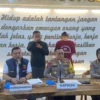 1 Pelaku Penembakan di Mapolda Lampung Ditangkap, Pemuda Berusia 19 Tahun Kapolda Lampung Irjen Pol Helmy Santika (Tengah) saat memberikan keterangan kepada awak media. Mapolda Lampung