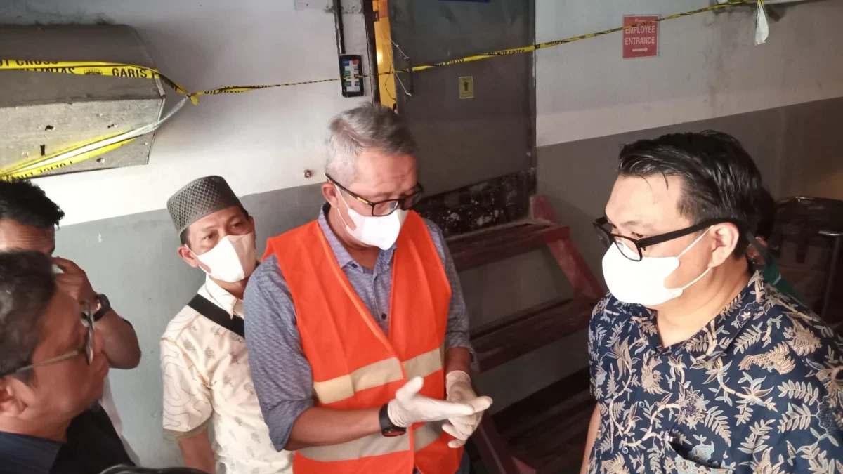 Penjabat Wali Kota Cirebon Minta Pengelola CSB Evaluasi Prosedur Pengalihan Limbah Penjabat (Pj) Wali Kota Cirebon, Agus Mulyadi didampingi pejabat dinas terkait mendatangi Tempat Kejadian Perk