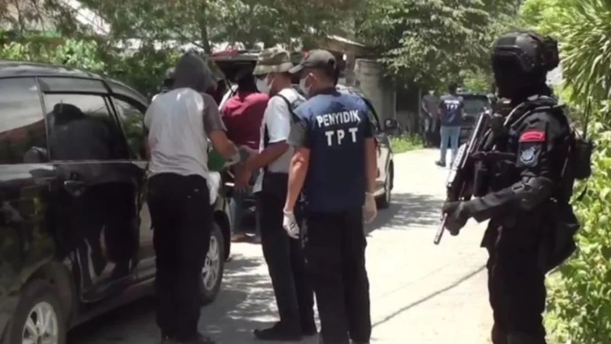 7 Terduga Teroris Jaringan Jamaah Islamiyah Ditangkap Densus 88, Berikut Hasil Penggeladahan 2 Rumah di Palu Tim Densus 88 Anti Teror Mabes Polri menangkap 7 terduga teroris dari tiga wilayah di Sulawesi Tengah, yaitu K