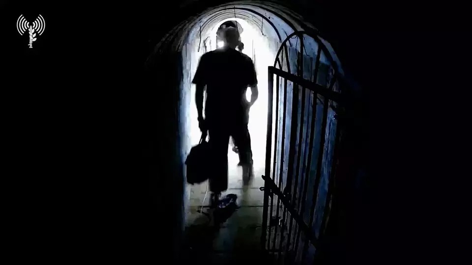 Menteri Keuangan Israel Desak Mossad Singkirkan Pemimpin Kelompok Hamas IDF merilis video yang menunjukkan pemimpin Hamas, Yahya Sinwar, kabur menggunakan terowongan di Khan Younis,