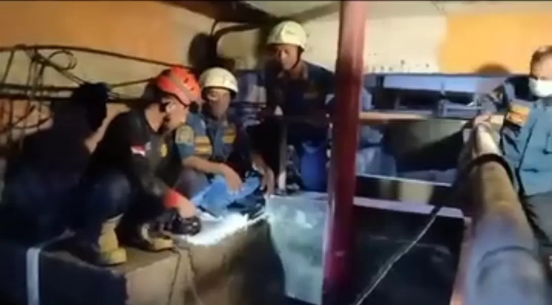 Berikut Kronologi 4 Korban Tewas di Dalam Septic Tank CSB Mall Petugas saat membantu evakuasi korban di maal CSB Cirebon