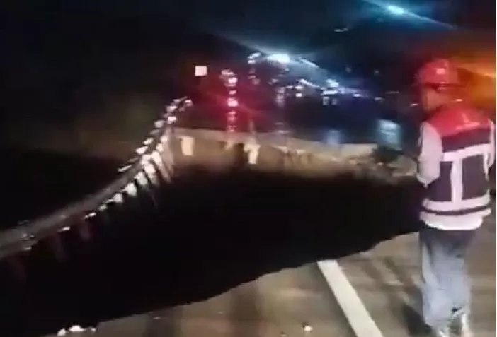 Longsor di Tol Bogor-Ciawi-Sukabumi KM 64-600 Exit Parungkuda, Mobil Terperosok Kondisi Jalan Tol Bocimi di KM 64-600 di Tol Parungkuda arah Sukabumi, Kecamatan Ciambar, Kabupaten Sukabumi,