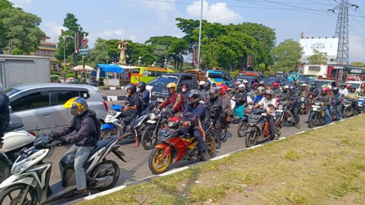 Platform Terpadu Mudik Gratis Nusantara Hub Pastikan Hindari Penumpukan Pemudik motoris mulai padati Pantura Cirebon Jawa Barat.