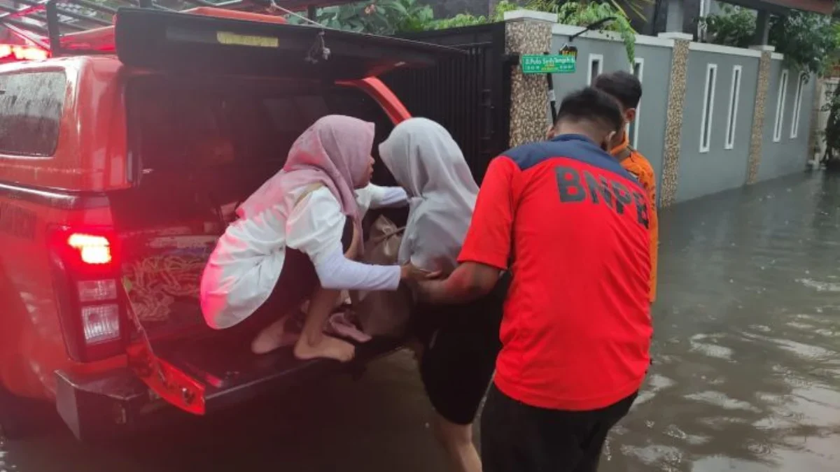 Curah Hujan Cukup Tinggi, 8 Wilayah Kota Bekasi Banjir Warga korban banjir di Kota Bekasi tengah dievakuasi ke atas mobil. Dokumentasi/ BPBD Kota Bekasi
