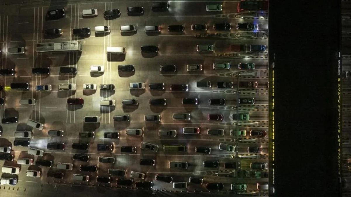 Korlantas Polri: Rekayasa One Way dari KM72 Tol Cipali Mengarah KM 414 Tol Kalikangkung Pukul 21.30 Foto udara sejumlah kendaraan pemudik memasuki Gerbang Tol Cikampek Utama menuju arah Tol Cipali di Karawang,