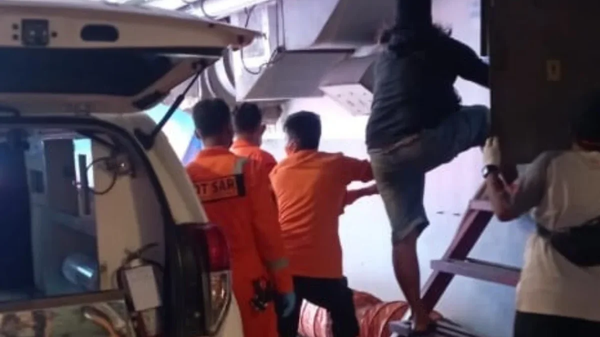 4 Teknisi CSB Meninggal Dunia Saat Berada di Dalam Ruang Septic Tank Petugas sedang mengevakuasi teknisi yang terjebak didalam septik tank CSM Mall Kota Cirebon. (IST)