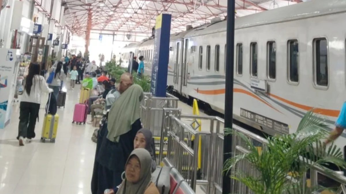 Primadona Mudik Lebaran Gunakan Kereta Api, Berikut yang Perlu Diperhatikan Sejumlah penumpang turun dari Kereta Api (KA). Data di PT KAI (Persero) Daerah Operasi (Daop) 7 Madiun menyebu