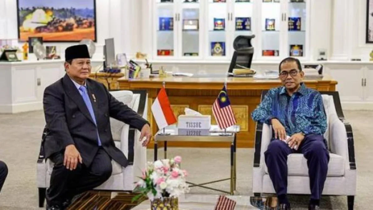 Prabowo Subianto saat bertemu dengan Menteri Pertahanan Malaysia, Datuk Seri Mohamed Khaled Nordin di Wisma Pe