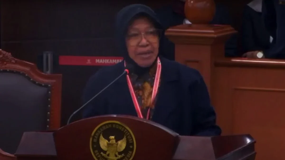 Hakim MK Pertanyakan Bansos yang Cair di Bulan Januari-Februari, Begini Jawaban Mensos Risma Mensos Tri Risma Harini (Foto: YouTube MK)