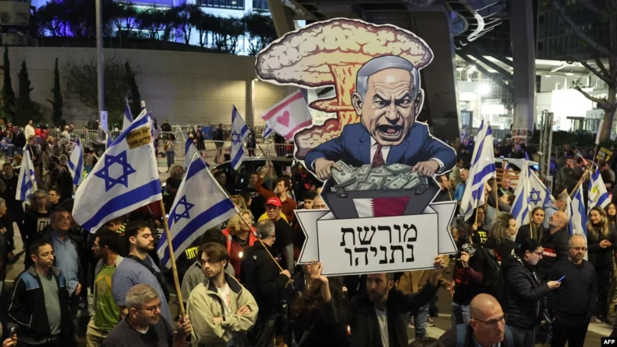 Aksi Protes Terhadap Benjamin Netanyahu dan Kabinet Sayap Kanannya Berujung Bentrok di Tel Aviv Para pengunjuk rasa membawa plakat selama pertemuan yang diserukan oleh keluarga sandera Israel yang ditahan d