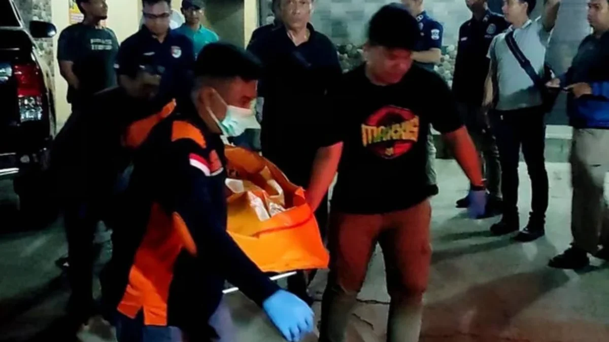 Mayat Perempuan Asal Indramayu Ditemukan di Dalam Lemari Indekos Kedawung Cirebon Proses evakuasi jasad perempuan di Cirebon yang ditemukan tewas di dalam lemari di indekosnya. (IST)