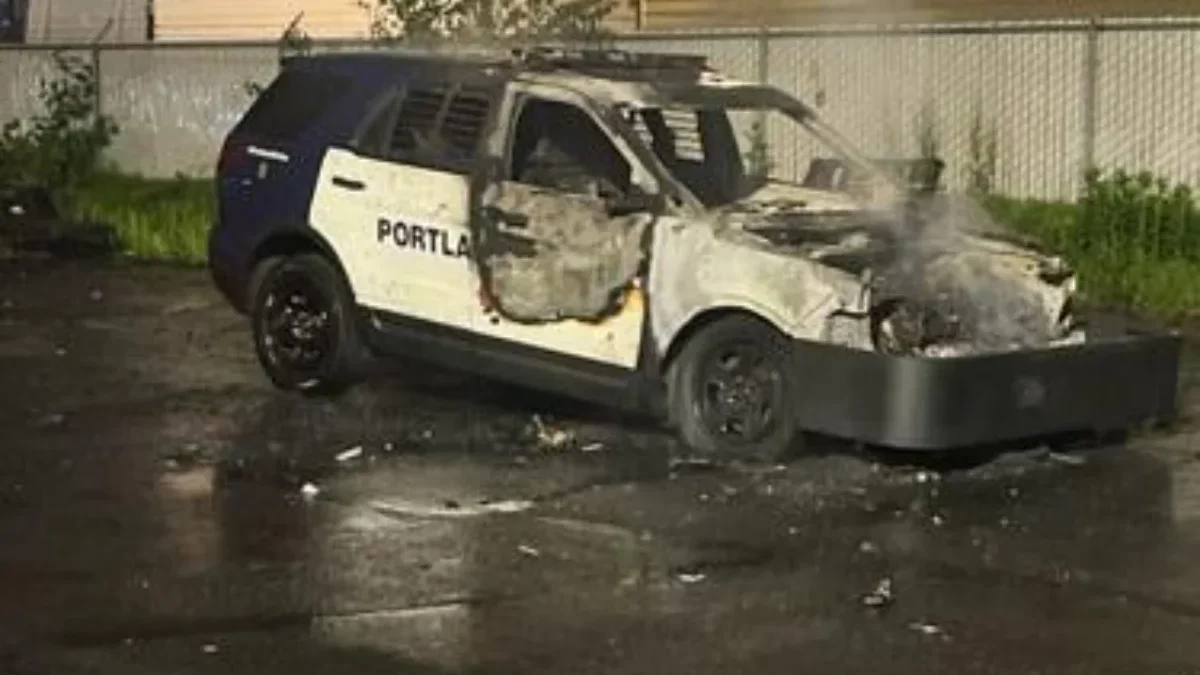 Dukung Perlawanan Palestina, Rachel Corrie Ghost's Brigade Bertanggung Jawab Atas Pembakaran 17 Mobil Polisi Kendaraan Polisi Portland terbakar di timur laut Portland pada Kamis (2/5/2024). (Foto: Kepolisian Portland)