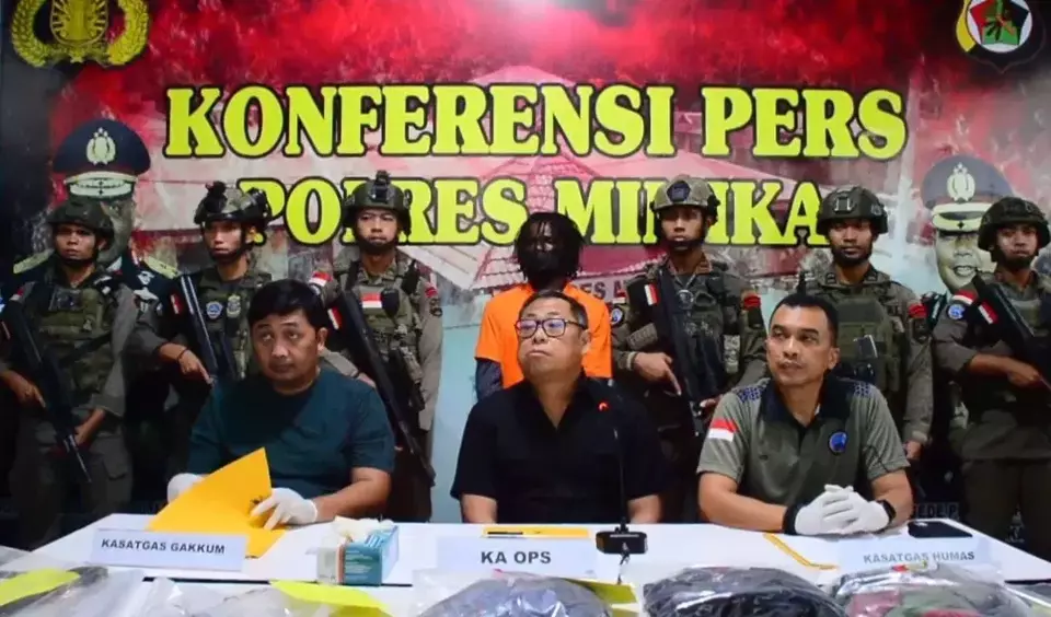 Usai Anan Nawipa, Satgas Damai Cartenz Rilis 6 Pelaku Pembunuhan Danramil 1703-4/Aradide Kepala Operasi Damai Cartenz 2024 Kombes Pol Faizal Ramadhani saat memberikan keterangan pers di Mapolres Timi