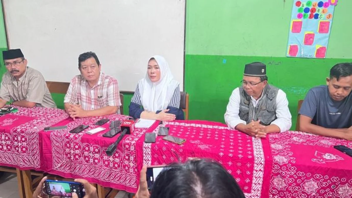 Pengurus Yayasan Kesejahteraan Sosial SMK Lingga Kencana Depok Buka Suara Soal Kecelakaan Maut di Subang Perwakilan Bagian Bidang Informasi Yayasan SMK Lingga Kencana, Dian Nurfarida (tengah).