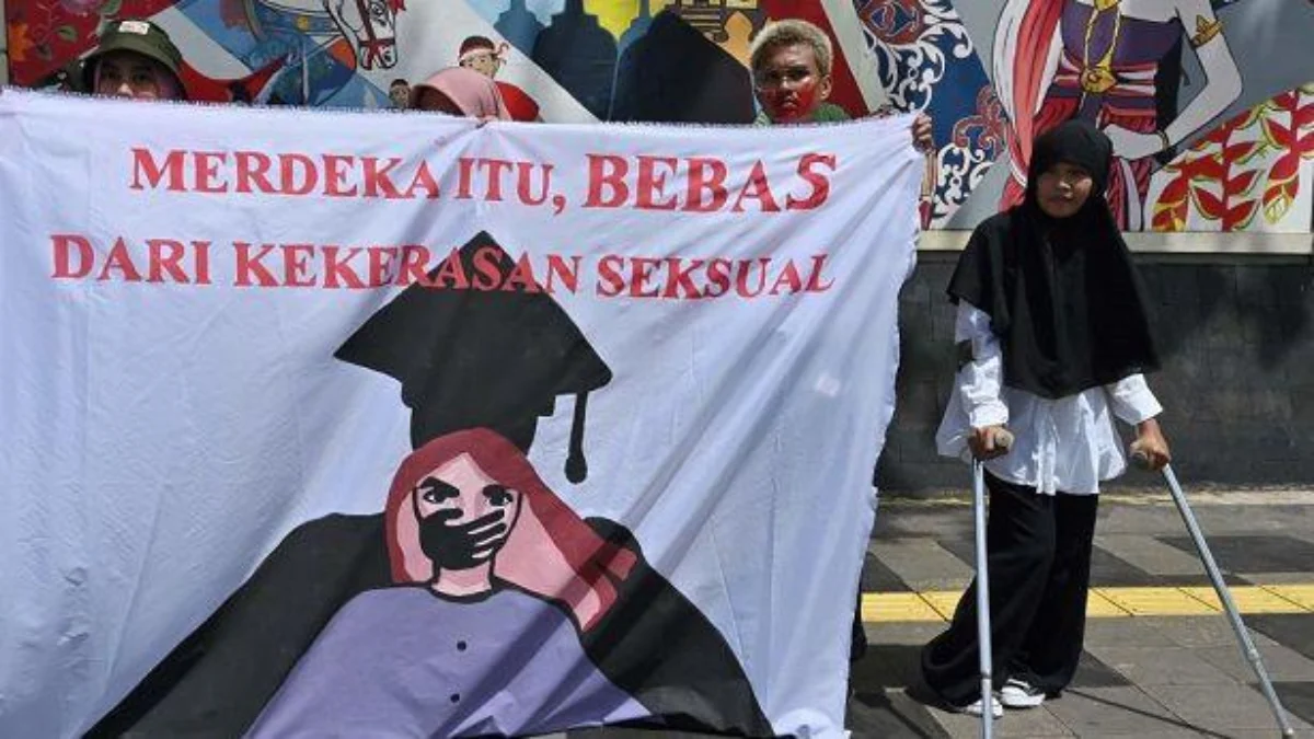 Kuasa Hukum Duga Ada Pihak yang Hambat Penyelidikan Dugaan Pelecehan Seksual Eks Rektor Universitas Pancasila Aktivis dari gerakan anti-kekerasan perempuan memegang spanduk bertuliskan \"kebebasan bebas dari kekerasan sek