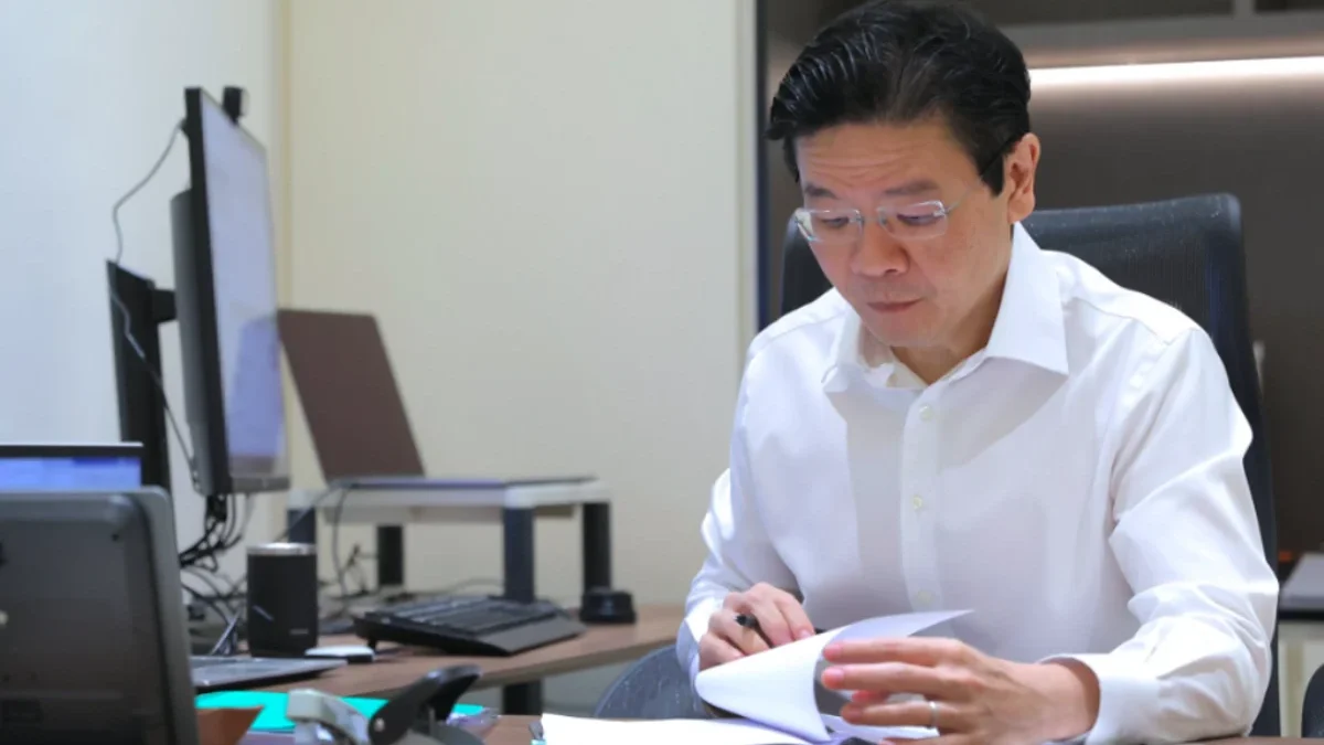 Postingan Ruang Kerja Lawrence Wong Viral di Medsos, Simak Biodatanya PM Singapura Lawrence Wong di meja kerjanya, Kamis, 16 Mei 2024. Foto: X/@LawrenceWongST