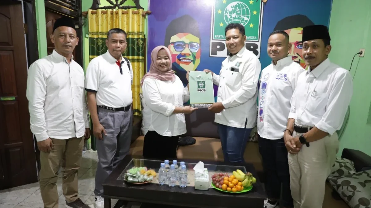Petahana Kustini Sri Purnomo Kembali Maju Calon Bupati Melalui PDI Perjuangan Hari ini, Jumat (17/5 - 2024) petahana atau incumbent Kustini mengembalikan berkas formulir pendaftaran Bakal